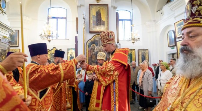 В канун дня памяти священномученика Вениамина, епископ Порфирий принял участие во всенощном бдении в Свято-Духовом кафедральном соборе города Минска