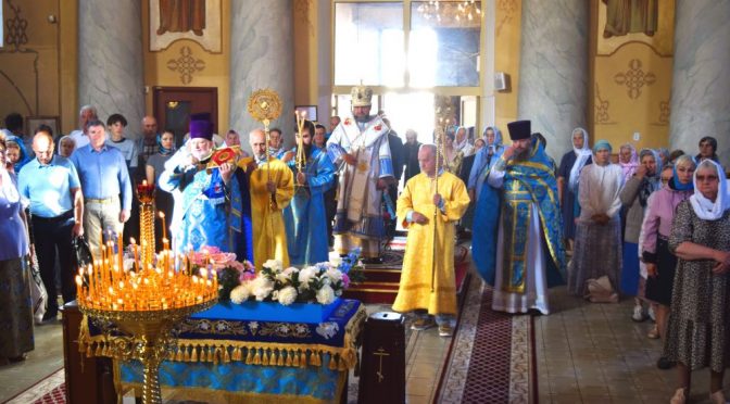 В ПРАЗДНИК УСПЕНИЯ ПРЕСВЯТОЙ БОГОРОДИЦЫ ЕПИСКОП ПОРФИРИЙ СОВЕРШИЛ БОЖЕСТВЕННУЮ ЛИТУРГИЮ В КАФЕДРАЛЬНОМ СВЯТО-МИХАЙЛОВСКОМ СОБОРЕ