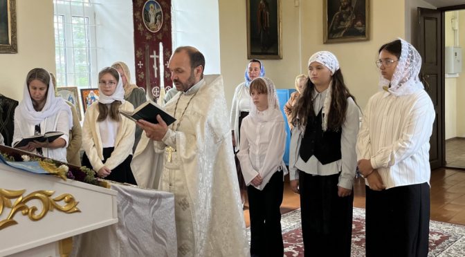 В храме деревни Докудово совершили молебен перед началом учебного года