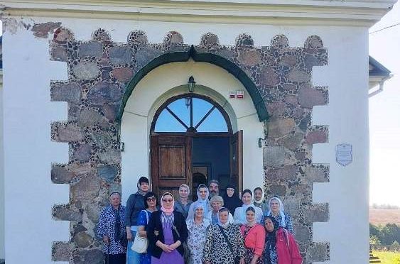 Сестры Варваринского сестричества посетили источник святого Пантелеимона в деревне Лоск