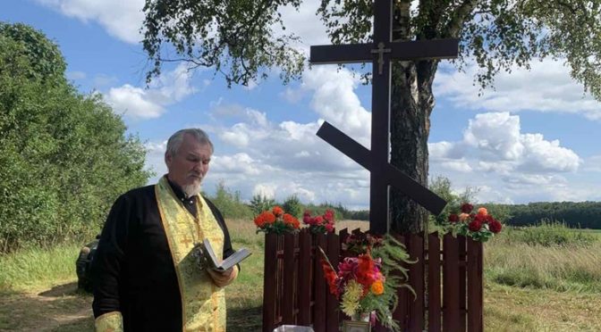 В Лесниках освятили поклонный крест