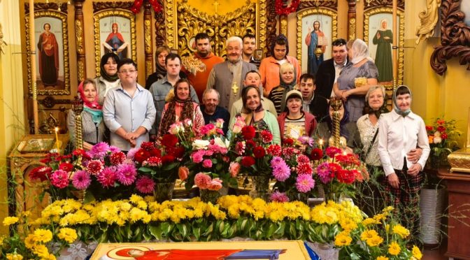 Духовная поддержка и общение: священник провел беседу с молодыми людьми с ограниченными возможностями