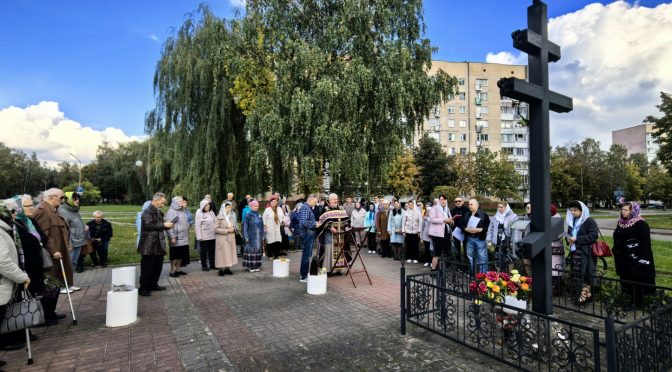 Настоятель храма Всех Святых возглавил молебен с акафистом Воздвижению Креста Господня