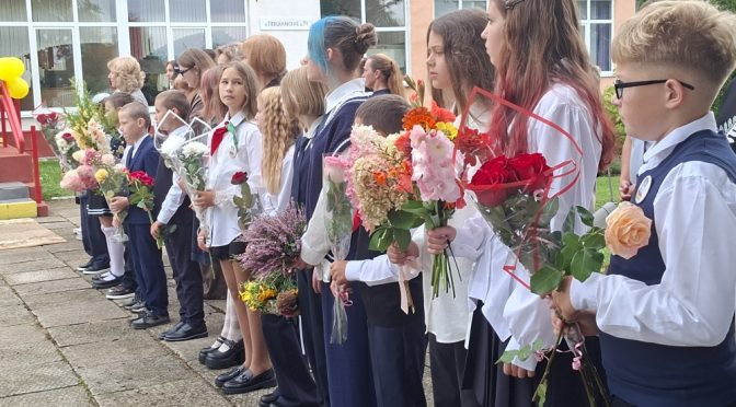 В Бакштовской средней школе встретили День знаний сво священническим благословением