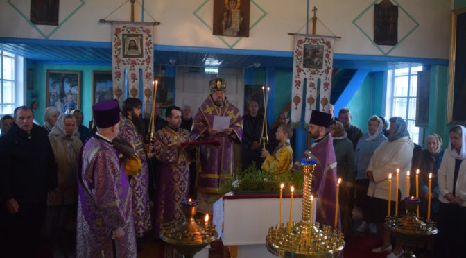 Епископ Порфирий возглавил праздничную Божественную литургию в Крестовоздвиженском храме Белицы