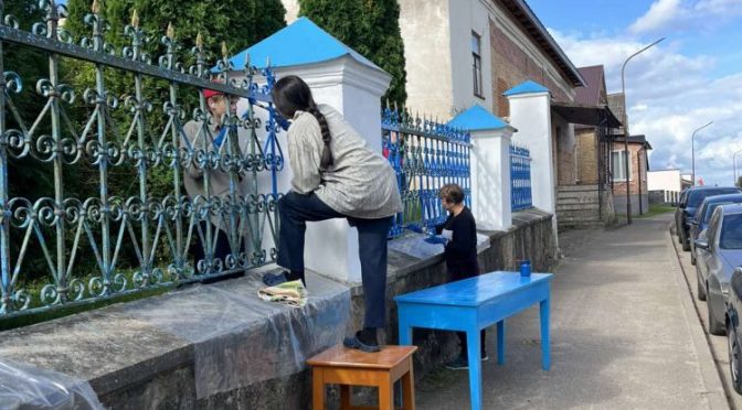 Прихожане приняли участие в трудах на территории Гольшанского храма