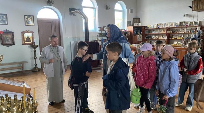 Школьники посетили островецкий Петропавловский храм