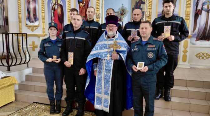 Сотрудники спасательных ведомств посетили храм Воскресения Христова в Ошмянах