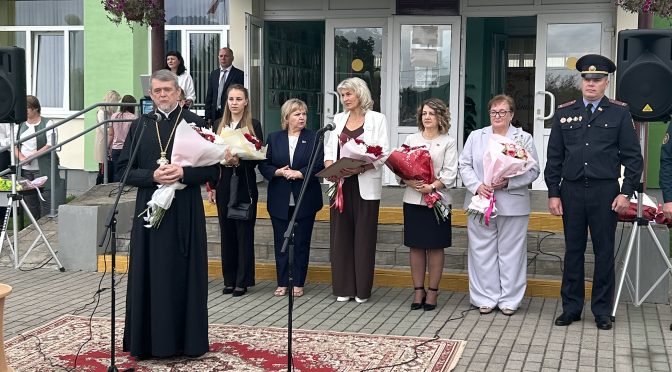 В Юратишках священник посетил торжественную линейку в местной средней школе