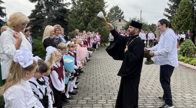 Клирик епархии посетил торжественную линейку в Белице