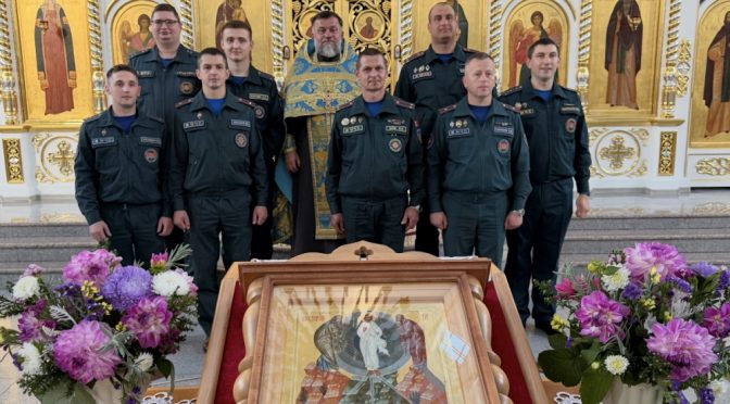Сморгонские спасатели собрались на совместную молитву перед иконой Пресвятой Богородицы «Неопалимая Купина»