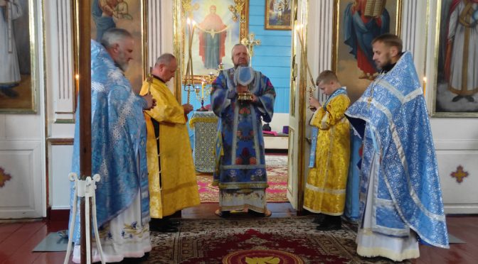 Епископ Порфирий совершил Божественную Литургию в храме в честь Покрова Пресвятой Богородицы в Гончарах