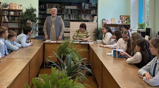 Священник выступил участником литературной гостиной «Мой ангел — Мама» в лидской школе №11