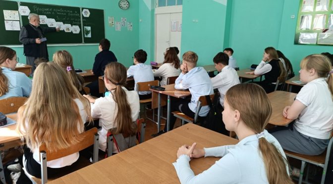 Духовный взгляд на свободу от зависимостей: настоятели лидского храма Всех Святых побеседовал с учащимися городской средней школы № 11