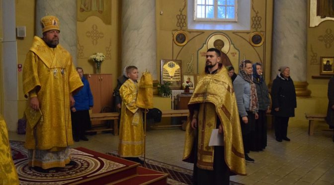 ЕПИСКОП ПОРФИРИЙ ВОЗГЛАВИЛ ВСЕНОЩНОЕ БДЕНИЕ В МИХАЙЛОВСКОМ КАФЕДРАЛЬНОМ СОБОРЕ