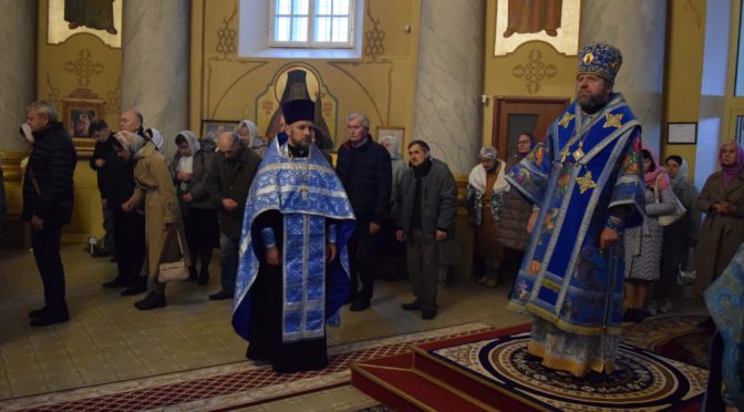 ЕПИСКОП ПОРФИРИЙ ВОЗГЛАВИЛ ВСЕНОЩНОЕ БДЕНИЕ В МИХАЙЛОВСКОМ КАФЕДРАЛЬНОМ СОБОРЕ