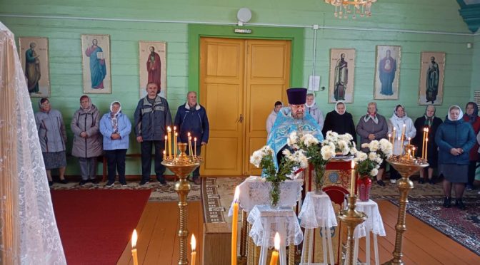В храме Морино и в деревне Кривичи совершили праздничные молебны в праздник Покрова Пресвятой Богородицы