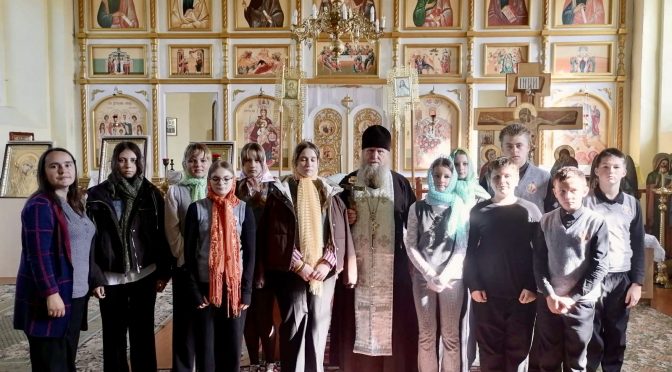 Храм Преображения Господня в деревне Дикушки посетили учащиеся Ходоровской средней школы в связи проведением мероприятия, посвященного областному конкурсу «Гродненщина православная»