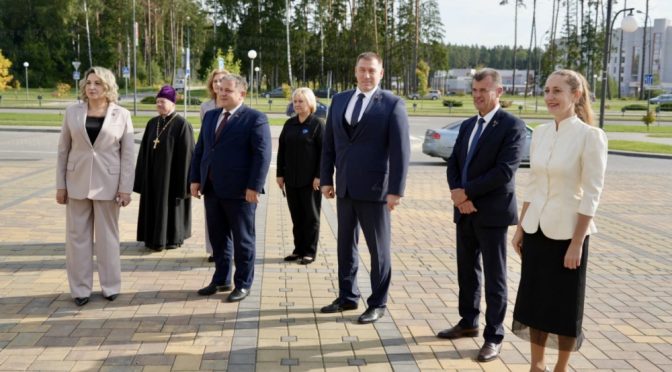 Благочинный Островецкого округа поздравил педагогов с профессиональным праздником