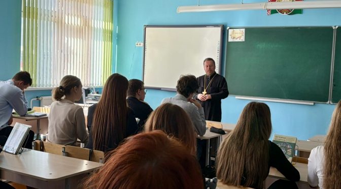 Благочинный Островецкого округа посетил городскую среднюю школу №3