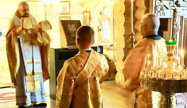 Епископ Порфирий совершил Божественную литургию на Архиерейском подворье в честь преподобного Паисия Святогорца