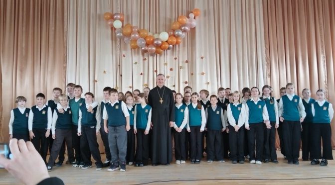 В лидской средней школе священник посетил объединенный классный час для учащихся шестых классов
