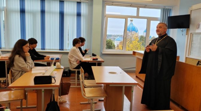 Клирик епархии посетил лидскую среднюю школу №13