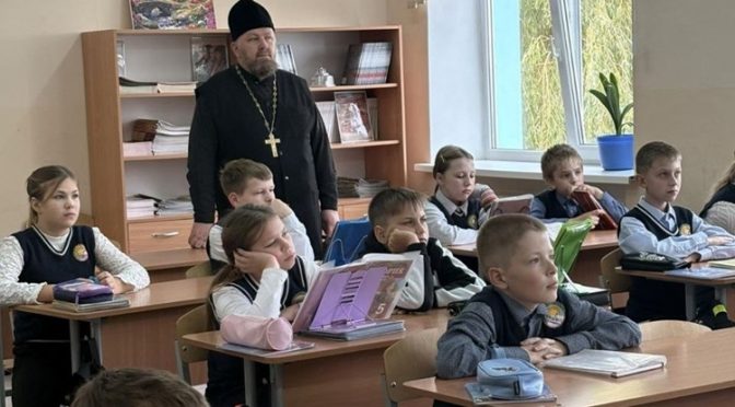Настоятель храма святых мучеников Антония, Иоанна и Евстафия Виленских посетил сморгонскую среднюю школу №3