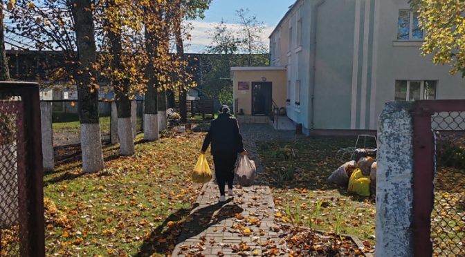 Настоятель храма Воскресения Христова вместе с сестрами милосердия посетили дом совместного дневного пребывания пожилых людей