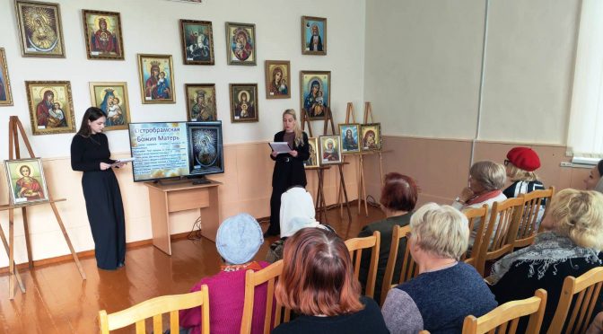 Сестры Варваринского сестричества побывали на открытии персональной выставки белорусской иконописицы Ядвиги Сенько «Лучезарный свет иконы» в Ошмянской библиотеке.