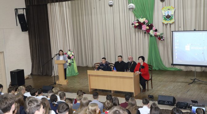 Иерей Сергий Мигель принял участие в профилактическом диалоге с молодежью на базе ошмянской средней школы № 1 им. М. М. Гружевского